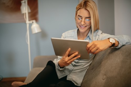sexologa-online-mujer-mirando-tablet